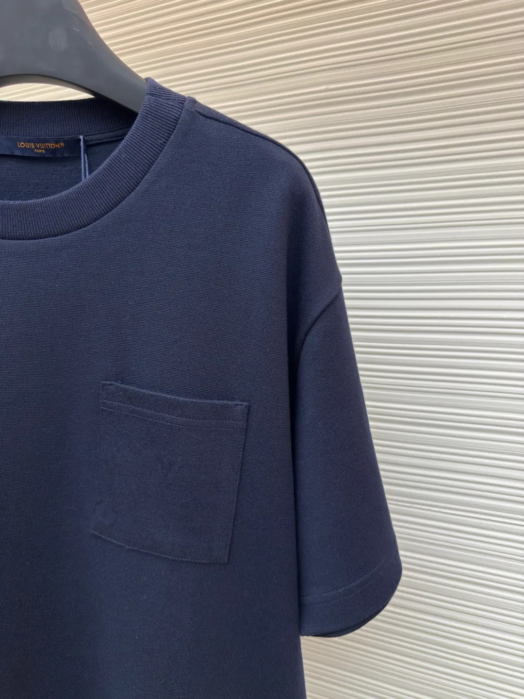 LOUIS VUITTON Pocket jacquard short sleeves ●Authentic product: purchased and developed for 8500 ●Item number: 1680349-A35 ●Fabric: pure cotton fabric ●Technology: jacquard knitting ●Version: fitted version ●Weight: about 330 grams ●Size: XS-S-M-L ●Description: Use 18-needle upper and lower cotton jacquard knitted fabric, weight 300g. Disassemble the original version to analyze the type of machine for yarn parameters. Manually count the needles and draw the pattern. The jacquard fabric is woven by Fukuda machine imported from Japan. The solid color part uses an 18-needle double-sided jacquard machine to weave the pique fabric. The jacquard and solid color fabrics are proportioned according to the amount of each piece. The two fabrics are the same The vat dyeing ensures that there is no color difference in the finished fabric. Overflow vat rope dyeing is used. The edge of the finished fabric is over-positioned and the weft adjuster is used to adjust the weft and slant to ensure that the pattern of the finished fabric is consistent with the size of the Y version. The front + sleeves are made of solid pique fabric, and the back pocket is made of jacquard fabric. The pocket letters are centered and positioned to take out the pieces. The thread is made of 40s double-ply cotton yarn and the flat collar is woven on a horizontal machine. The overall wiring is straight and delicate, the fabric is comfortable and soft, and the color is consistent without color difference. It can be matched with the same style to create a fashionable look and control various occasions. Customized accessories, complete with three standards, same style for men and women!